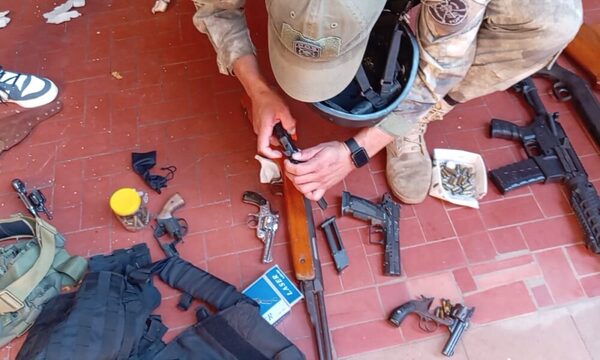 Encuentran gran cantidad de armas en vivienda de un denunciado por violencia familiar