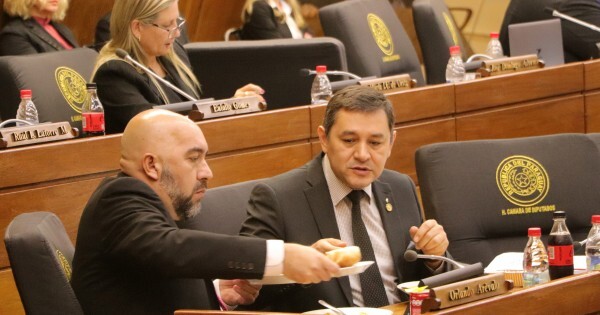 La Contraloría investigará los bienes de Arévalo y el comando le suelta la mano