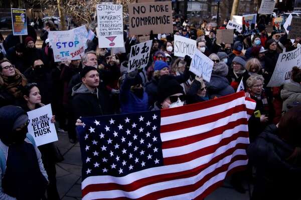 Protestas a lo largo de EE.UU. rechazan las primeras medidas de Trump - Mundo - ABC Color