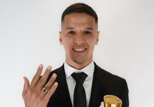 Versus / Alex Arce arrasó en la gala de los premios de la temporada 2024 del fútbol ecuatoriano