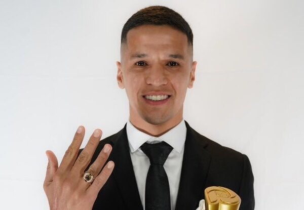 Versus / Alex Arce arrasó en la gala de los premios de la temporada 2024 del fútbol ecuatoriano