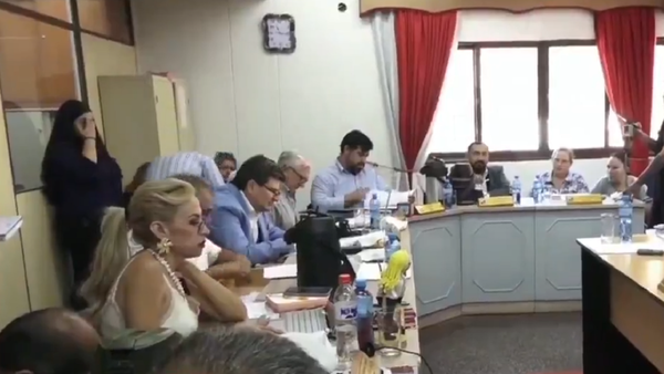 Esposa de Arévalo, y concejala de Lambaré, cierra la puerta y evita hablar con la prensa tras denuncias