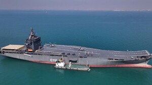 Irán presenta su primer buque portadrones
