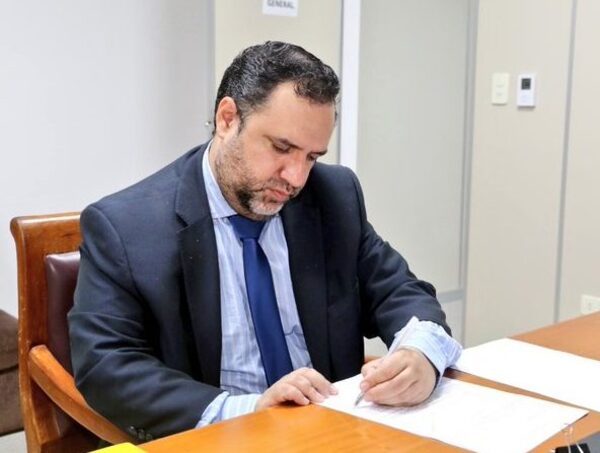 Fiscalía modifica equipo para investigar chats del exdiputado Lalo Gomes · Radio Monumental 1080 AM