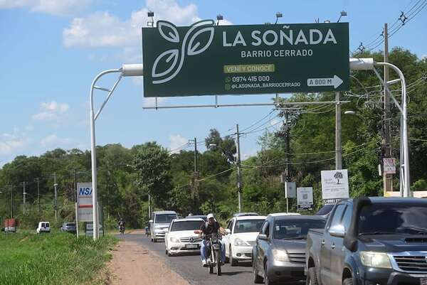 Cartel publicitario invadió señalización del MOPC en la ruta que conecta el Aeropuerto con Roque Alonso - Economía - ABC Color