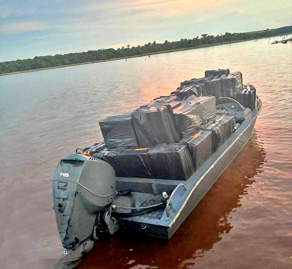 Requisan embarcación paraguaya repleta de cigarrillos de contrabando en el lago Itaipu - La Clave