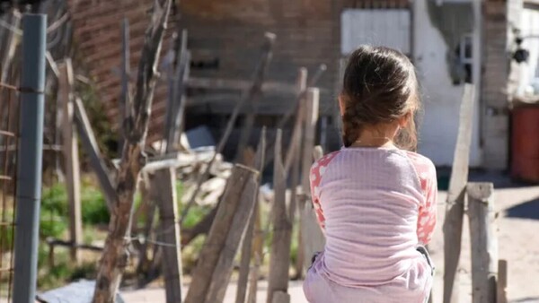 Niña de 3 años llega sin vida a hospital: Tiene rastros de violencia y sus padres quedan detenidos