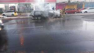 Camioneta se incendió en plena avenida Eusebio Ayala - 1000 Noticias