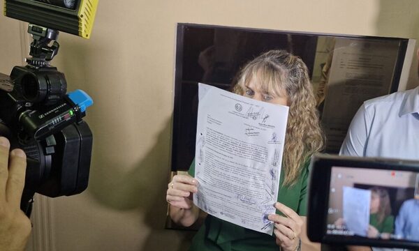 Opositores presentan libelo acusatorio contra Orlando Arévalo, cuenta con 21 firmas