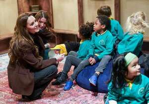 ¡Mirá las tiernas imágenes de Kate Middleton en una excursión escolar! - Gente - ABC Color