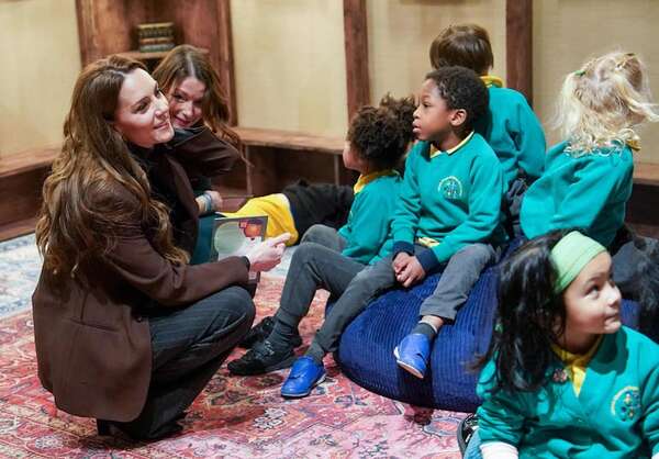 ¡Mirá las tiernas imágenes de Kate Middleton en una excursión escolar! - Gente - ABC Color