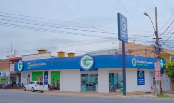 González Giménez inaugura oficialmente la tienda en la ciudad de Cnel. Oviedo