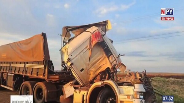 Tremendo choque fatal entre camiones en Itapúa