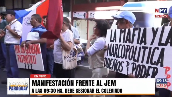 Manifestación contra Orlando Arévalo frente al JEM