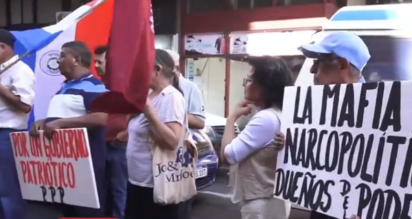 Manifestación contra Orlando Arévalo frente al JEM - Noticiero Paraguay