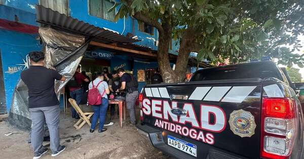 La Nación / Allanan aguantadero en inquilinato donde escondían drogas en la muralla