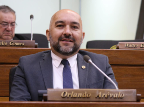 Diputados presentan libelo acusatorio contra Orlando Arévalo