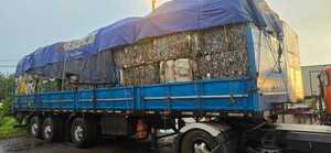 Incautan un tracto-camión en PJC con plástico y aluminio de contrabando - 1000 Noticias