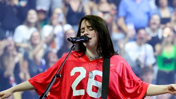 Billie Eilish regala nueva camiseta a niña víctima de incendio