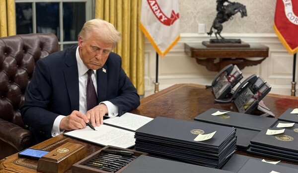 Trump prohibirá a personas trans en deportes femeninos - 1000 Noticias
