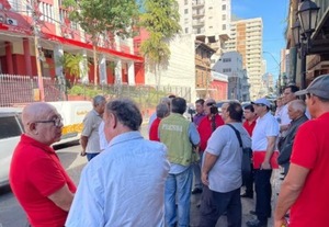 Dirigentes colorados frente a la ANR reclaman la salida de ministros y directivos
