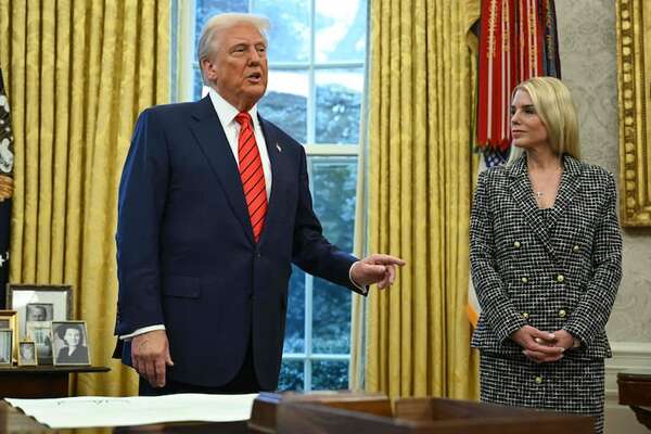 Trump anuncia que “perseguirá la violencia anticristiana” - Mundo - ABC Color
