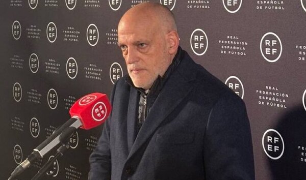 Versus / El Real Madrid "ha perdido la cabeza" con su campaña contra los árbitros, dice Tebas