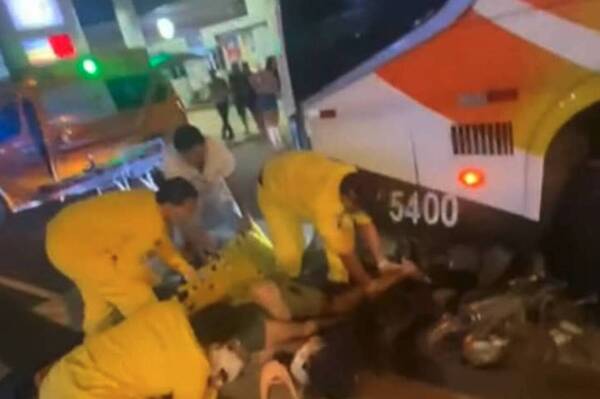 Motoca quedó atrapado bajo un colectivo, que lo arrastró por algunos metros: bomberos lo rescataron