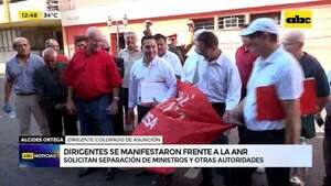 Dirigentes colorados protestan frente a la ANR y piden la remoción de funcionarios corruptos - ABC Noticias - ABC Color