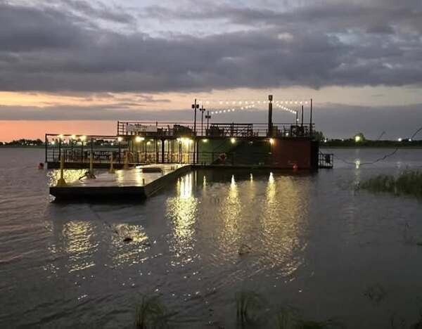 Senatur aplaude iniciativa de bar sobre el río que atraerá a propios y extranjeros - .::Agencia IP::.
