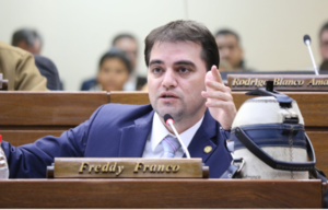 Diputado liberal afirmó que su propio equipo le está estirando para atrás a Santiago Peña