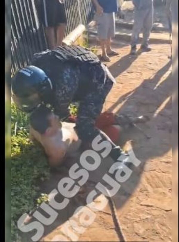 (VIDEO)Adicto golpeó a abuelita y joven sin razón: Testigos lo atraparon y ataron a una muralla