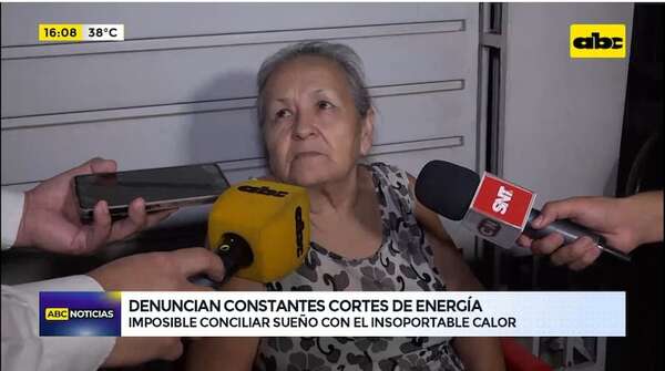 Constantes cortes de luz en Barrio Obrero: vecinos tuvieron que pasar la noche en la vereda - ABC Noticias - ABC Color