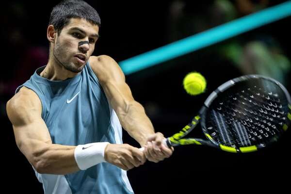 Alcaraz y Tsitsipas sellan boleto a cuartos del ATP de Róterdam - Tenis - ABC Color