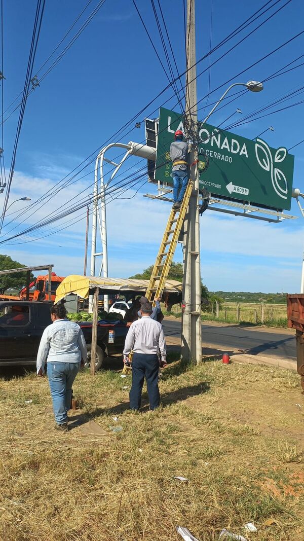 Retiran cartelería irregular ubicada en ruta luqueña - 1000 Noticias