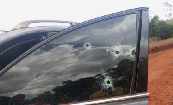 Balean a dos personas que se desplazaban en una camioneta