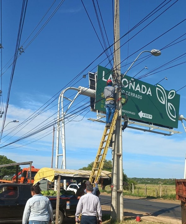 Retiran carteles publicitarios ilegales en la Avenida Silvio Pettirossi - ADN Digital