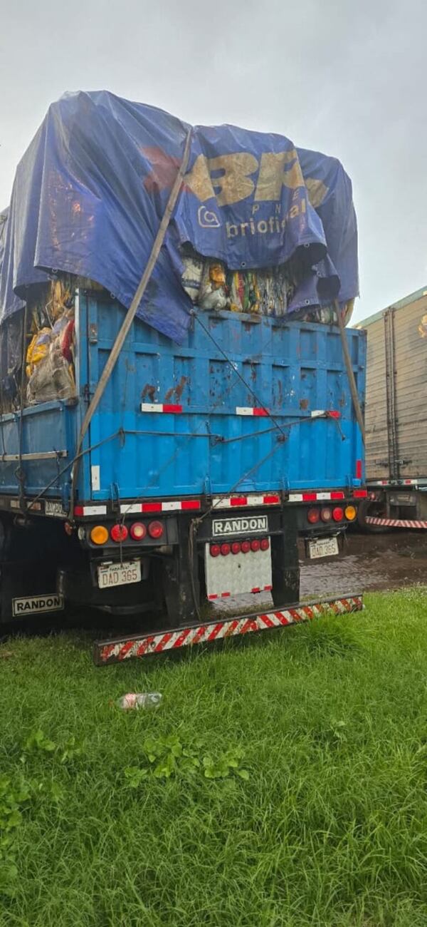 Incautan 2000 kilos de aluminio prensado tras intervención en Amambay - Policiales - ABC Color