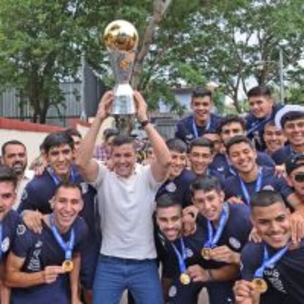 Presidente Peña dio un emotivo recibimiento a jugadores de la Albirroja :: Presidencia de la República del Paraguay