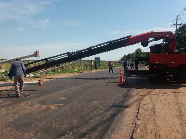 Retiran cartelería instalada de manera irregular en la ruta D025 - .::Agencia IP::.