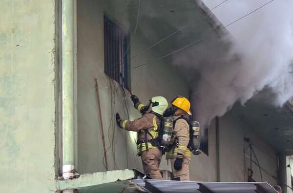 Incendio en edificio céntrico de Ciudad del Este - ABC en el Este - ABC Color