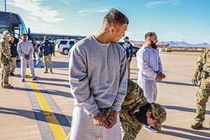 EE.UU. difunde primer vuelo hacia Guantánamo con migrantes arrestados - 1000 Noticias
