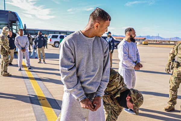 EE.UU. difunde primer vuelo hacia Guantánamo con migrantes arrestados - 1000 Noticias