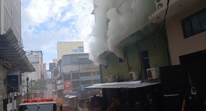 Incendio consume edificio céntrico de Ciudad del Este - Unicanal