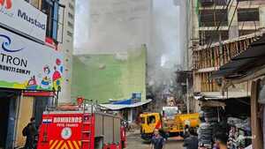 Video: Bomberos combaten un incendio de gran magnitud en edificio céntrico de CDE
