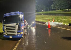 Motociclista muere luego de chocar contra camión estacionado - La Clave