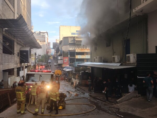 Edificio se incendia en el microcentro de CDE - Portal Digital Cáritas Universidad Católica