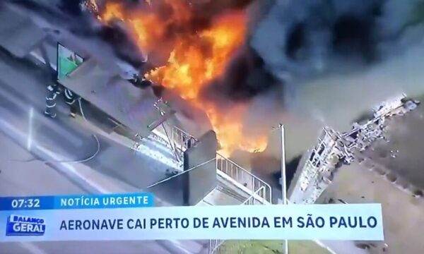 (Video) Avioneta impactó contra un autobús al intentar realizar un aterrizaje de emergencia en San Paulo