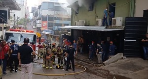 Incendio de gran magnitud en edificio céntrico de CDE: bomberos evitan propagación - ADN Digital