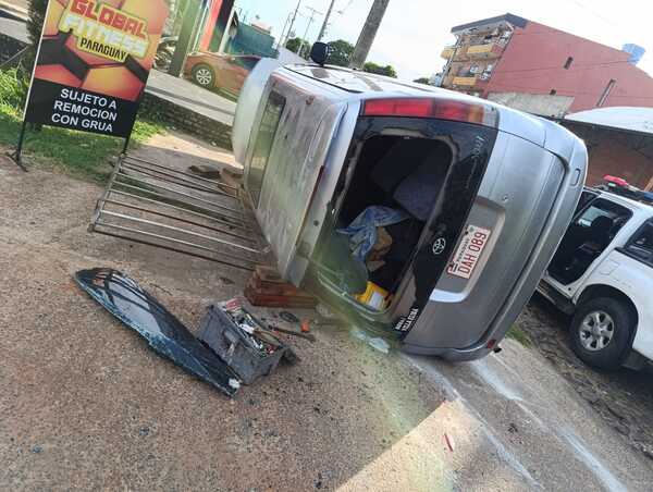 Vuelco de camioneta deja dos heridos en Villa Elisa - 1000 Noticias